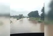 Rodovia TO-201 fica alagada após córrego transbordar no Tocantins; motoristas se arriscam