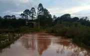 Rompimento de talude de represa causa alagamentos e danos em Senador Amaral (MG)