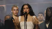Rosalía interrompe show na Itália por intoxicação alimentar: entenda a doença