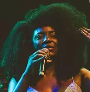 Sambista Adriana Araújo morre aos 49 anos em Belo Horizonte após aneurisma cerebral