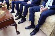 Sapatos Oxford de Trump viram piada na web por tamanhos grandes; veja opções no Brasil