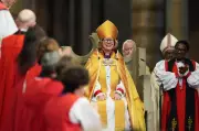 Sarah Mullally se torna a primeira mulher arcebispa de Canterbury em cerimônia histórica