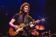 Steve Hackett retorna ao Brasil após 49 anos e fala sobre música como embaixadora da paz