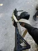 Suspeito com fuzil modificado é baleado em ataque à base da UPP Babilônia no Rio