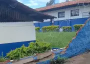 Temporal em Uberaba derruba muro de escola e causa rompimento na rede elétrica