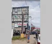 Trabalhador morre após sofrer descarga elétrica e cair de placa publicitária em Maricá