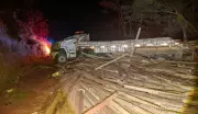 Três mortos em acidente com caminhão de eucalipto em Mata Verde, MG