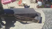 Turista danifica banco da estátua de Drummond em Copacabana ao tentar quebrar coco