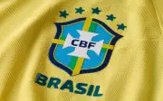 Uniforme da Seleção Brasileira gera polêmica por preço e termo 'Brasa' nas meias