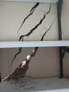 Vazamento de esgoto causa rachaduras e interdita casas em Indaiatuba, SP