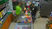Vídeo mostra assaltante agredindo atendente de loja em Capivari, SP