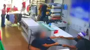 Vendedora de 62 anos sofre agressão com mata-leão e é trancada em banheiro durante assalto em Vitória