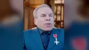 Warwick Davis, ator de 'Harry Potter', recebe Ordem do Império Britânico em cerimônia no Castelo de Windsor