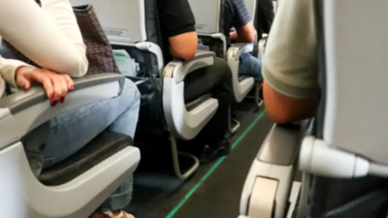 Assento de corredor em avião é 'ímã de germes', alertam especialistas em saúde