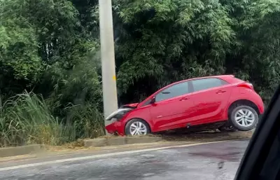 Acidente em Mogi das Cruzes: Carro colide com poste e deixa mulher ferida