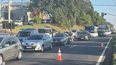 Acidente entre carro e moto deixa mulher ferida e causa congestionamento na Rodovia Geraldo de Barros em Piracicaba