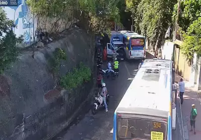 Acidente entre ônibus e caminhão deixa três feridos e interdita Avenida Niemeyer em São Conrado
