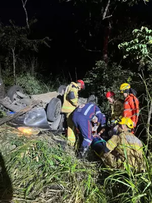 Acidente na MG-238 em Inhaúma deixa uma mulher morta e três pessoas feridas