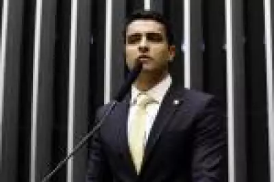 Aécio Neves concede superpoderes a JHC no PSDB após saída do partido de Bolsonaro