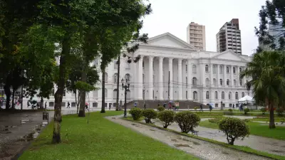 Aluna de medicina da UFPR descobre plano de estupro coletivo em grupo de WhatsApp