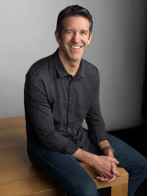 Apple anuncia John Ternus como novo CEO a partir de 2026; Tim Cook assume presidência