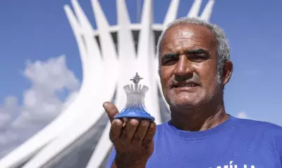 Artesãos de Brasília transformam monumentos em miniaturas e contam histórias de vida