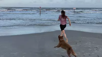 Astronauta Christina Koch se reencontra com cadela após missão histórica da Artemis II