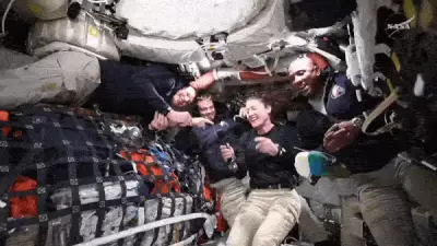 Astronauta se declara 'encanadora espacial' após resolver problema no banheiro da Artemis II