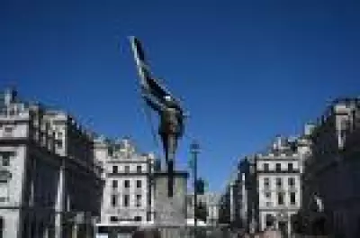 Banksy reivindica autoria de nova estátua instalada secretamente em Londres
