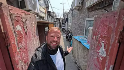 Brasileiro vive em casa de isopor em Pequim por R$ 30 de aluguel mensal