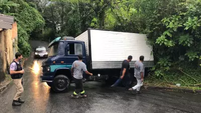 Caminhão perde freios e desce desgovernado em avenida de Petrópolis