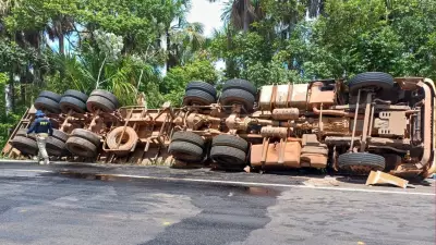 Caminhão tomba na BR-156 em Calçoene e deixa duas pessoas em estado grave