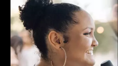 Cantora gospel de 21 anos morre em acidente com brinquedo 'minhocão' em parque de Itabirito