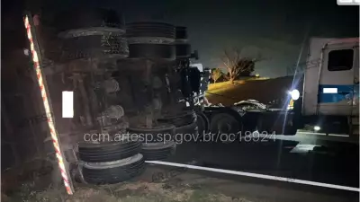 Carreta com areia tomba em acesso da Castelo Branco e causa lentidão em Araçariguama