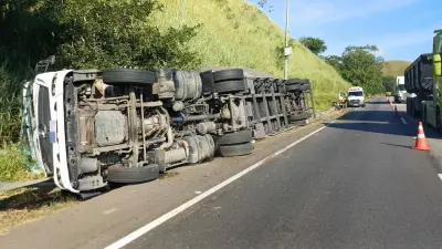 Carreta tomba no acostamento da Via Dutra, em Barra Mansa, após motorista ceder passagem