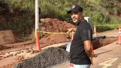 Carro de aplicativo cai em cratera durante chuva forte em rua de Juiz de Fora