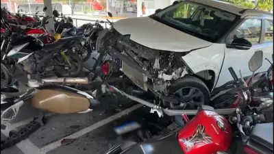 Carro desgovernado invade estacionamento e atinge motos em Goiânia; motorista tem 77 anos