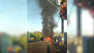 Carro pega fogo durante deslocamento no bairro Maravilha em Uberlândia