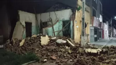Casa abandonada desaba no centro de Mombaça, no Ceará, sem vítimas