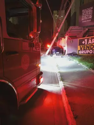 Casal idoso fica ferido após carro colidir com poste em São José dos Campos