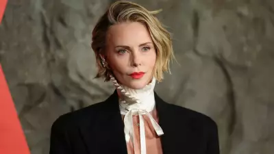 Charlize Theron diz que não moraria com parceiro: 'Compre uma casa na rua'