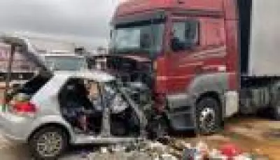 Choque fatal entre carro e caminhão mata seis membros de família em Minas Gerais