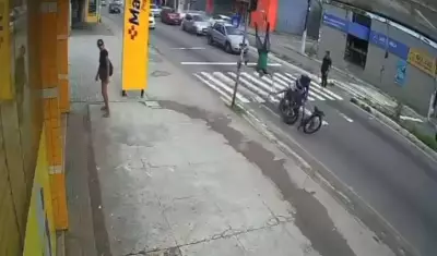 Ciclista sobrevive a atropelamento por moto em faixa de pedestre em Natal
