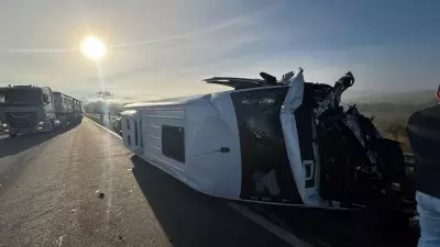Colisão frontal entre carro e van municipal deixa 11 feridos na BR-285