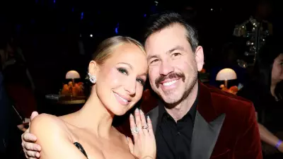 Comediante Nikki Glaser revela relacionamento aberto unilateral e incentiva namorado a flertar