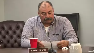 Conselheiro escolar do Tennessee gera indignação com comentário inapropriado a estudante