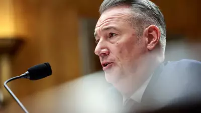 Diretor do ICE renuncia após mortes em centros de detenção e rusgas polêmicas