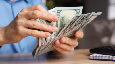 Dólar cai com expectativa de cortes de juros e incertezas sobre guerra no Irã