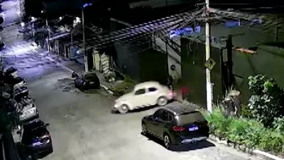 Dupla invade oficina de carros antigos em SP e usa veículo de luxo no furto