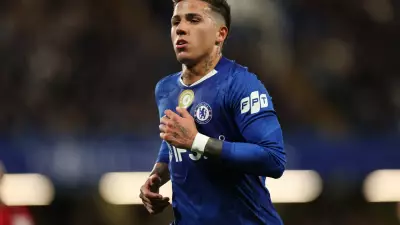 Enzo Fernández volta ao Chelsea sem braçadeira após suspensão por declarações sobre Madrid
